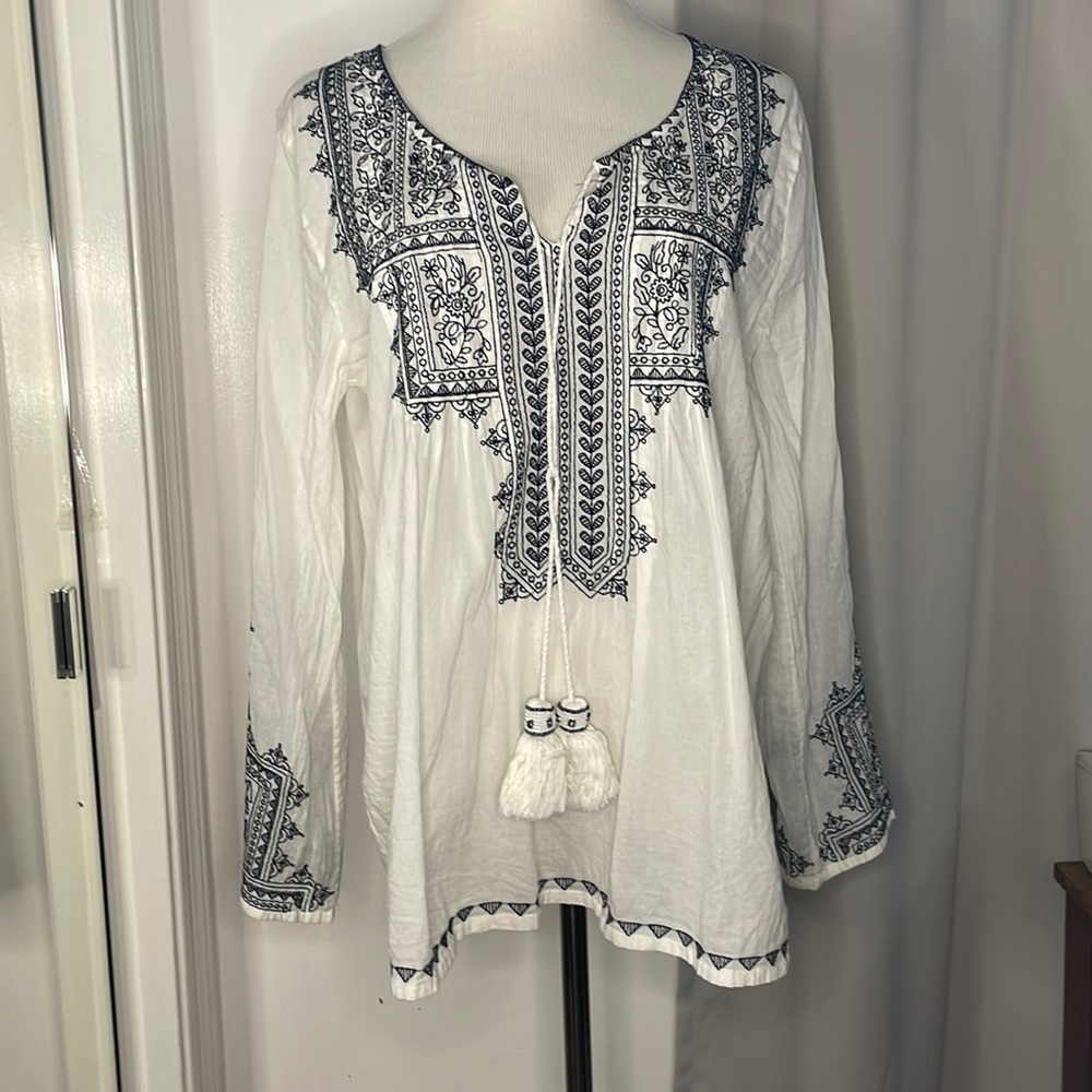 Max Studio White with navy blue embroidery loose fitting tunic! Size L